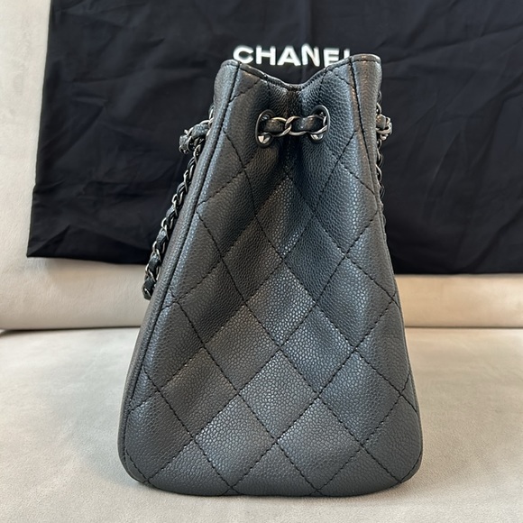 Chanel Caviar leather timeless shoulder tote - Picture 2 of 10